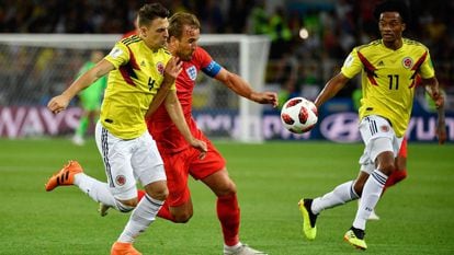 Arias pugna por un balón con Kane en presencia de Cuadrado, en el Mundial de Rusia