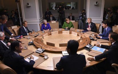 Los líderes del G7, reunidos ayer en La Malbaie, en Quebec. De azul, Theresa May. También sentados, en el sentido de las agujas del reloj, Angela Merkel, Donald Trump, Justin Trudeau, Emmanuel Macron, Shinzo Abe (de espaldas), Giuseppe Conte, Jean-Claude Juncker y Donald Tusk, el 8 de junio de 2018.