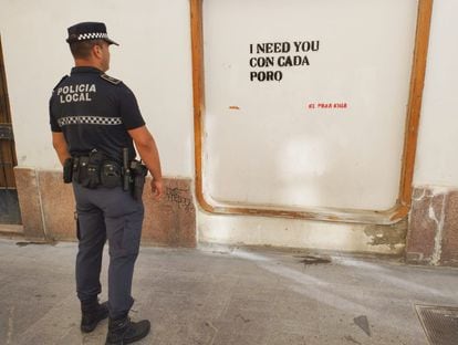 El agente que ha dado con la identidad de la grafitera, junto a una de las pintadas ya borradas de las calles de El Puerto.