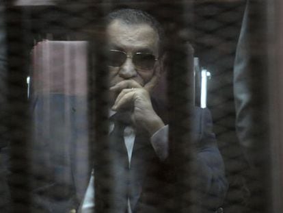 Hosni Mubarak escucha el veredicto, este s&aacute;bado en El Cairo.