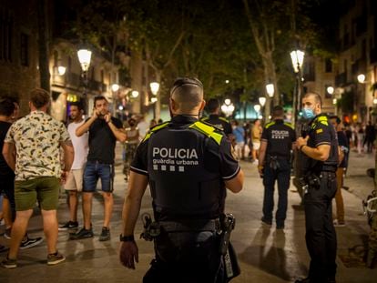 La Policía desaloja un botellón en Barcelona.