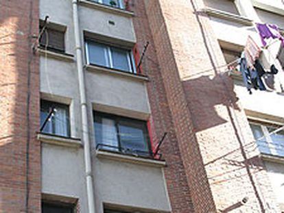 Edificio donde residía la mujer fallecida al caer de una ventana.