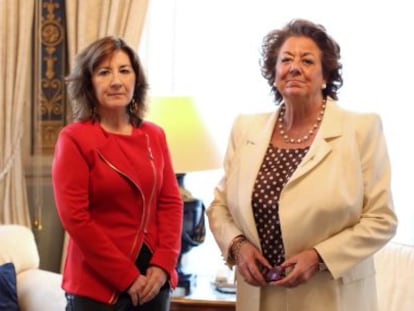 La alcaldesa de Valencia, Rita Barberá, recibió este lunes a la nueva vocal del Consejo General del Poder Judicial (CGPJ) Carmen Llombart. “Es una satisfacción que esté en el Consejo, en la medida en que hay una representación valenciana en el máximo órgano de los jueces, que le permite trasladar toda la problemática del funcionamiento de la justicia al lugar donde debe estar”, valoró.