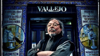 El diseñador Alberto Corazon frente a la peluqueria Vallejo, en Lavapiés.