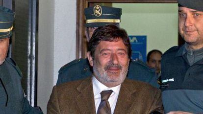 El ex director general de Trabajo Javier Guerrero, abandona los juzgados sevillanos camino de la cárcel.