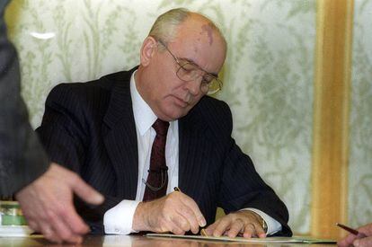 Gorbachov firma su renuncia el 25 de diciembre de 1991.