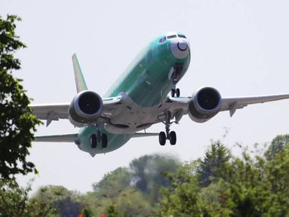 Un avión de la familia B737 MAX despegando de Renton, Washington