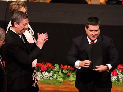 El presidente Horacio Cartes recibe sus credenciales como senador electo, el 25 de mayo de 2018 en Asunción.