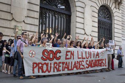 Protesta de los trabajadores del SOC frente al Departamento de Empresa y Empleo.