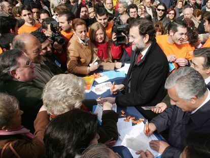 Rajoy y Javier Arenas en la recogida de firmas contra el Estatuo en 2006.