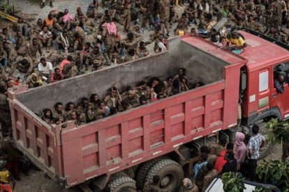 Soldados etíopes capturados por los rebeldes y trasladados en un camión hasta un centro de detención, el pasado 2 de junio en Mekele, capital de Tigray.