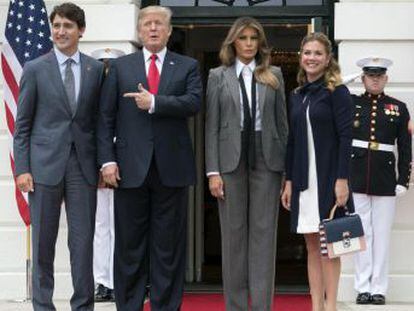 La primera dama de Estados Unidos optó por pantalón y chaqueta de rayas para dar la bienvenida al primer ministro de Canadá y su esposa a la Casa Blanca