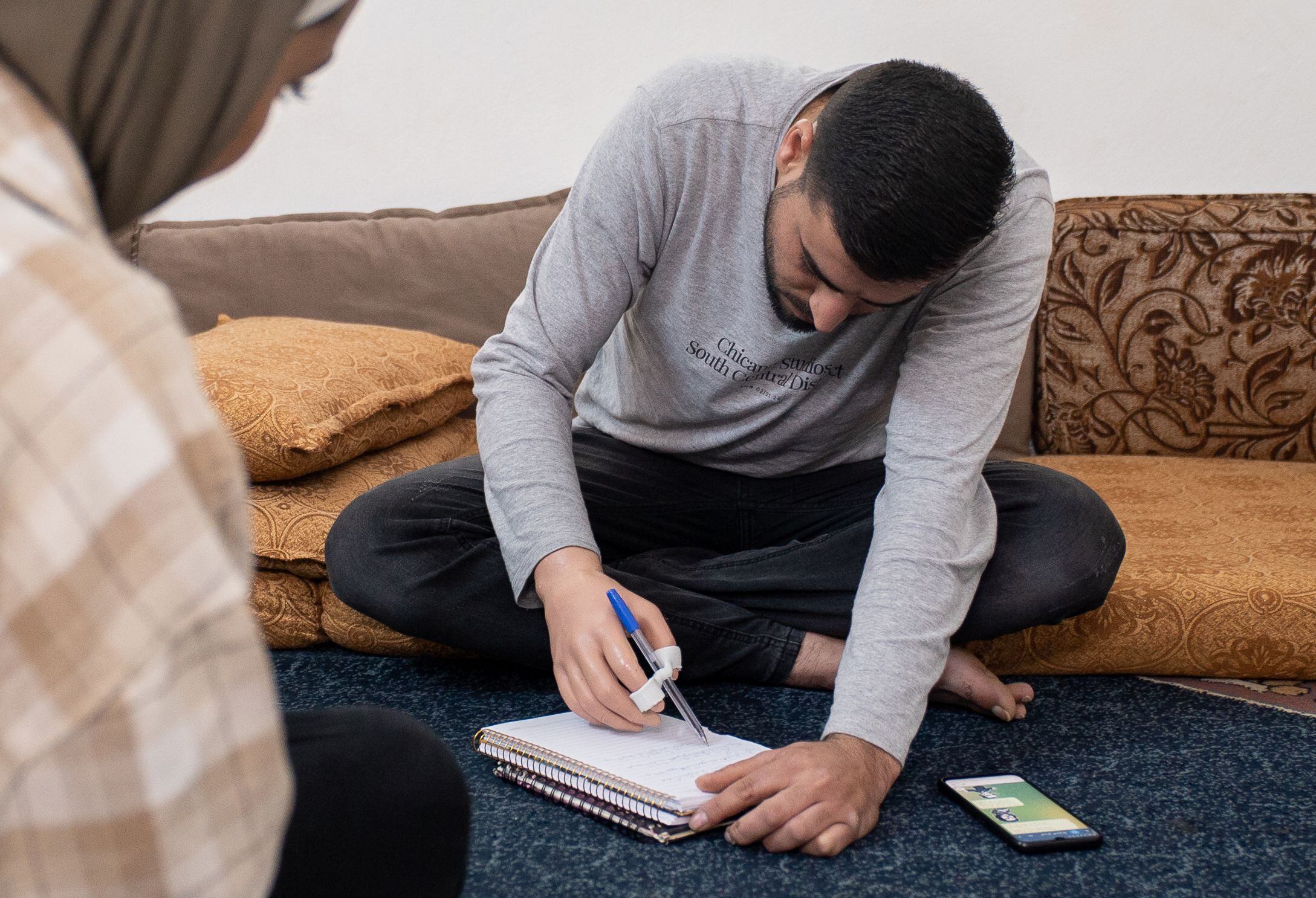 Mohamed Taysir escribía el martes con su prótesis, en su casa de la ciudad de Irbid, al norte de Jordania.