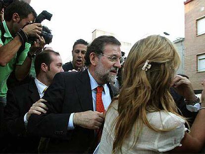 Mariano Rajoy, custodiado por un escolta al finalizar el acto.