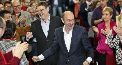 El secretario general del PSOE, Alfredo P&eacute;rez Rubalcaba, delante, con el candidato a la presidencia de la Generalitat, Ximo Puig. 