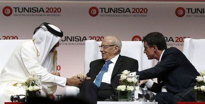El primer ministro franc&eacute;s, Manuel Valls, y el emir de Catar, el jeque Tamim bin Hamad al Thani, conversan con el presidente tunecino, Beji Caid Essebsi (c) durante la inauguraci&oacute;n de la conferencia &quot;T&uacute;nez 2020&quot; el 29 de noviembre de 2016 en T&uacute;nez (T&uacute;nez).