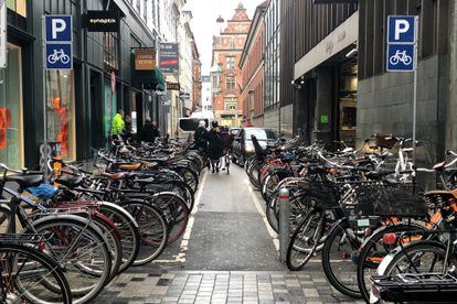 Bicis aparcadas en una calle de la capital danesa.