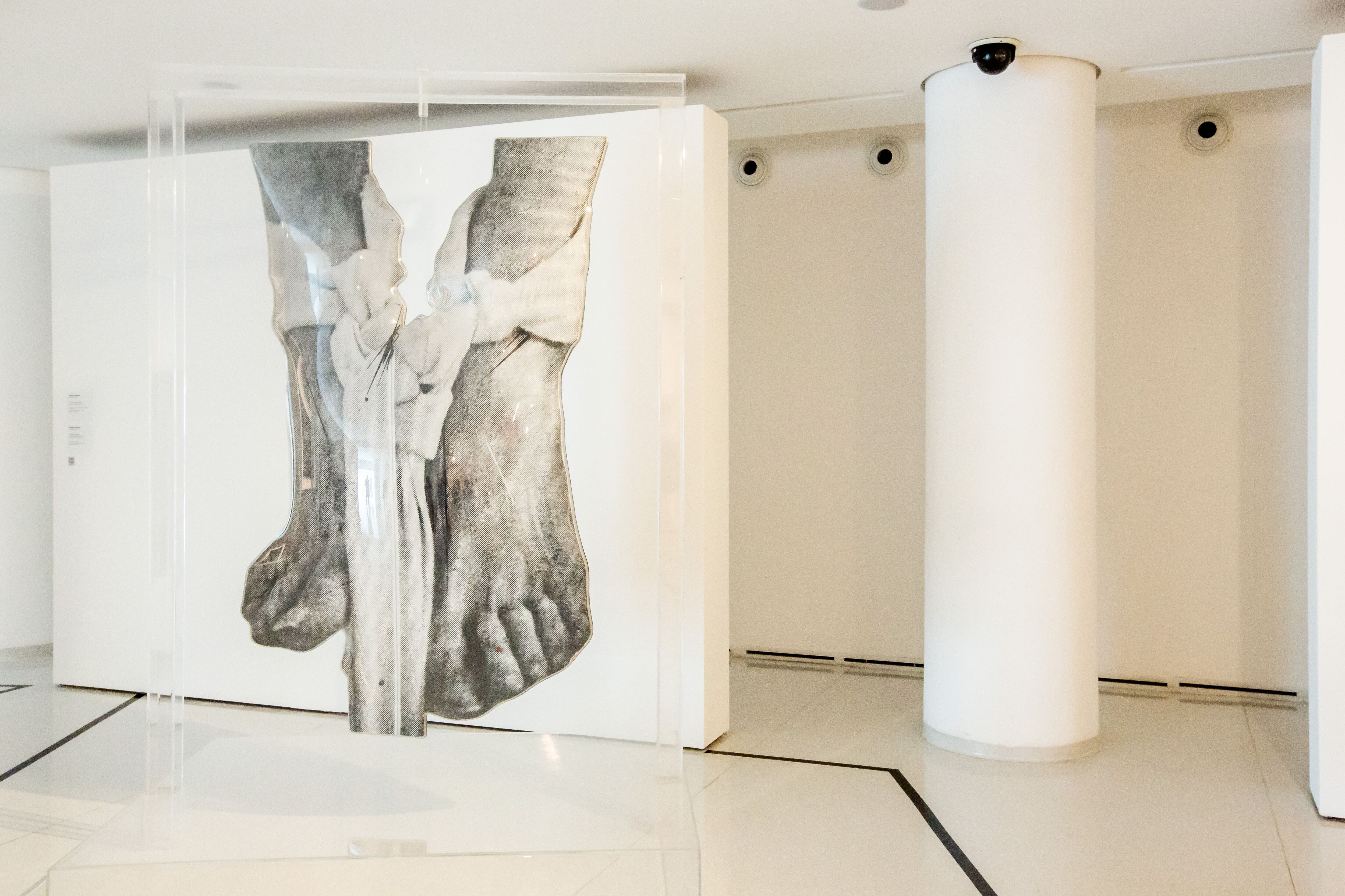 La obra 'Pies vendados', de Darío Villalba, en una muestra que repasa en São Paulo la participación española en las distintas ediciones de la Bienal.
