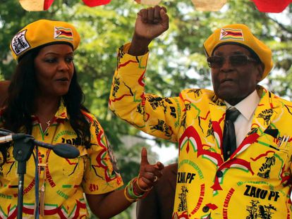 El presidente Mugabe (d) y su esposa, Grace Mugabe, durante un mitin el 8 noviembre, en Harare