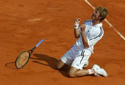 Juan Carlos Ferrero celebra la victoria ante el holandés Martin Verkerk en el Roland Garros de 2003