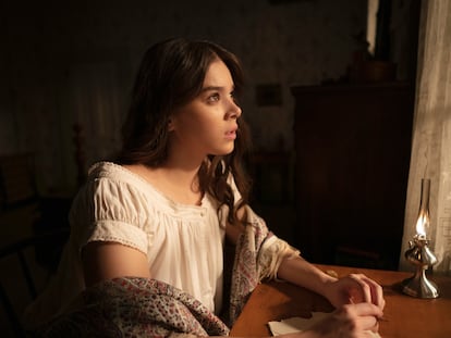 Hailee Steinfeld en un instante del tercer episodio de la segunda temporada de 'Dickinson'.