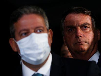 El presidente de la Cámara de Diputados, Arthur Lira (con barbjio) y el presidente de Brasil, Jair Bolsonaro, dan una rueda de prensa en el Congreso nacional en Brasilia, en febrero de 2021.