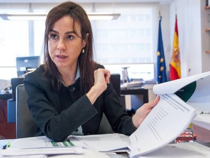 Isabel Pardo de Vera, presidenta de Adif, rodeada de papeles en la mesa de reuniones de su despacho. 