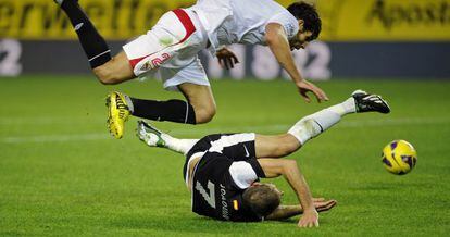 Fazio y Joaqu&iacute;n se caen al suelo en su lucha por el bal&oacute;n.