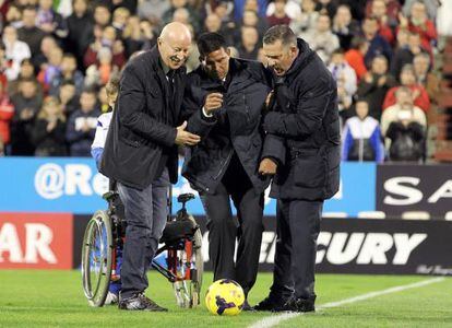 C&aacute;ceres hace el saque de honor en un partido en su homenaje