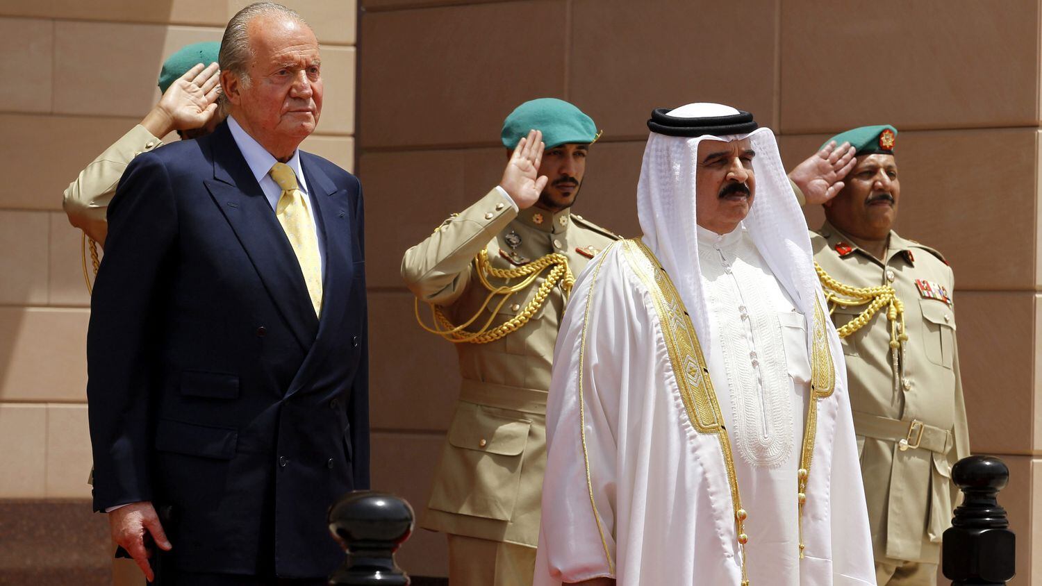 El rey Juan Carlos I y el monarca de Bahréin, Hamad bin Isa Al-Khalifa, revisan la guardia de honor en el Palacio Gudabia en Manama durante una visita en 2014.