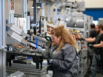 Una trabajadora en la línea de producción del fabricante de maquinaria alemán Bosch en una planta en Eschenburg (Alemania).