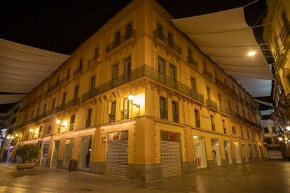 Comercios del centro de Sevilla con los escaparates apagados, este miércoles.