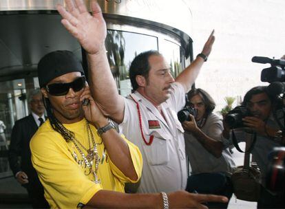 Ronaldinho habla por el móvil a la salida de un hotel ayer en Barcelona.
