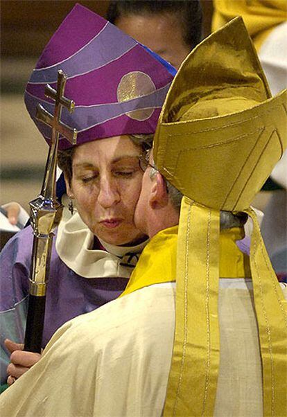 Katharine Jefferts Schori recibe la felicitación de su antecesor, Frank Griswold, tras ser investida presidenta del arzobispado de la Iglesia Episcopal.