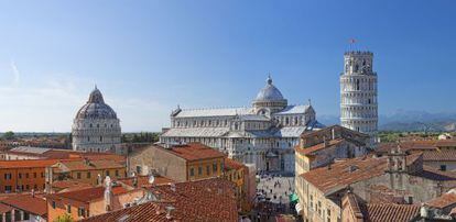 Al fondo, el baptisterio, la catedral y la torre inclinada de Pisa, ciudad adonde vuela Ryanair desde Madrid y Girona.