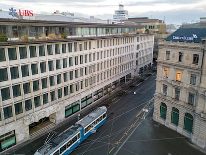 Edificios de UBS y Credit Suisse en la Paradeplatz de Zúrich (Suiza).