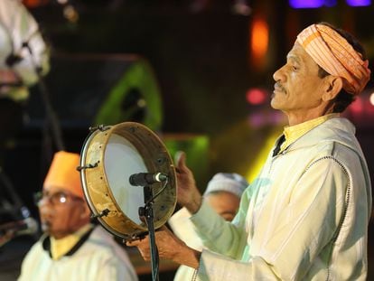 Músico amazigh tocando un instrumento de percusión tradicional en el Festival Timitar, al sur de Marruecos, el pasado julio.