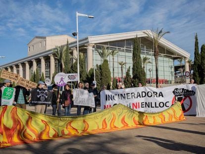 Activistes dels moviments pel clima protesten durant la cimera convocada per la Generalitat.