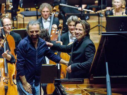 Stefano Bollani (izquierda) y Kristjan Jarvi, durante su concierto de septiembre en Leipzig.