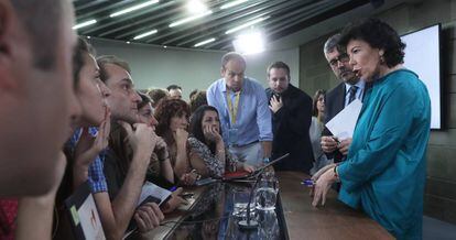 La ministra portavoz del Gobierno, Isabel Celaá, charla ayer con los periodistas al terminar la rueda de prensa en La Moncloa.