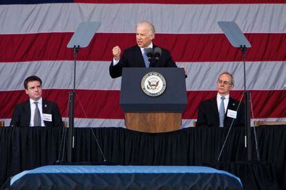El vicepresidente de EEUU Joe Biden, durante el funeral por el policía asesinado en el MIT. Le acompañan Israel Ruiz y el presidente del MIT, Rafael Reif (derecha).