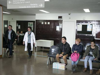 Pacients a la sala d'espera del CAP de la Mina.