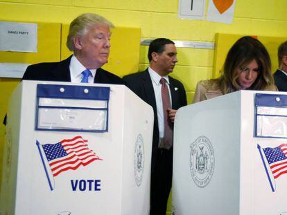 Donald Trump y su mujer, Melania Trump, votan en Nueva York.