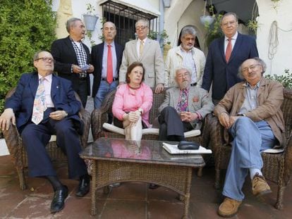 De izquierda a derecha, sentados, Pere Gimferrer, su pareja Cuca de Cominges, Jos&eacute; Mar&iacute;a &Aacute;lvarez y Antonio Colinas. De pie, Vicente Molina Foix, Luis Alberto de Cuenca, Guillermo Carnero, Jenaro Talens y Jaime Siles.