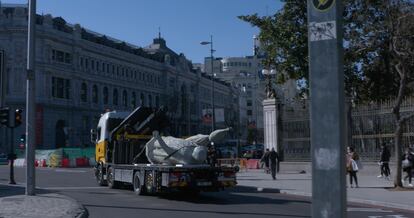 Otro momento del paseo de la falsa estatua de Colón por Madrid.