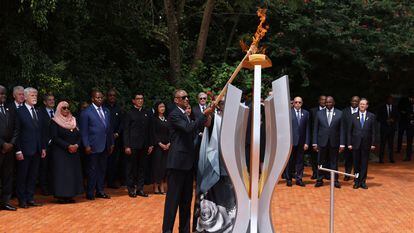 El presidente de Ruanda, Paul Kagame, y la primera dama, Jeanette Kagame, se preparan para encender la llama de la esperanza para conmemorar el genocidio de 1994, en el Centro Conmemorativo del Genocidio de Kigali, este domingo.