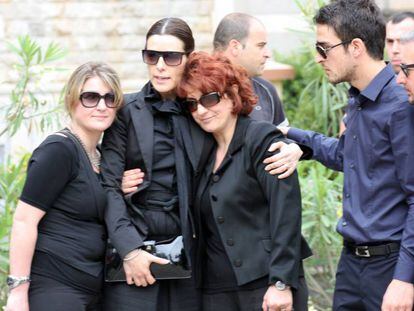 Raquel Sánchez Silva con la madre y familiares de Mario Biondo durante su entierro en Palermo.