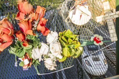 Ramos de flores en una valla de seguridad recuerdan a los fallecidos en el accidente a la altura de la curva de Angrois (Santiago).