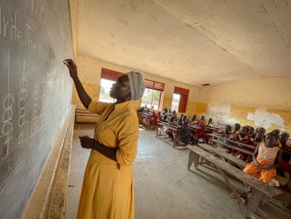 La profesora Angelina Arek Dut imparte clase a sus alumnos en una escuela de Aweil, en Sudán del Sur.