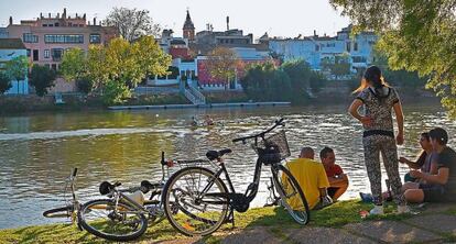 En la ribera este del Guadalquivir a su paso por Sevilla hay una zona conocida como “la playa”, donde llegan numerosos ciclistas a descansar.